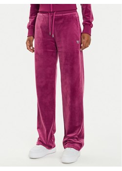 Guess Spodnie dresowe V3BB26 KBXI2 Różowy Regular Fit ze sklepu MODIVO w kategorii Spodnie damskie - zdjęcie 182690460