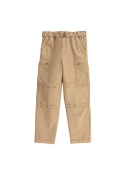 Coccodrillo Spodnie materiałowe WC5119101MBJ Brązowy Regular Fit ze sklepu MODIVO w kategorii Spodnie chłopięce - zdjęcie 182690653