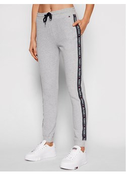 Tommy Hilfiger Spodnie dresowe UW0UW00564 Szary Regular Fit ze sklepu MODIVO w kategorii Spodnie damskie - zdjęcie 182690740