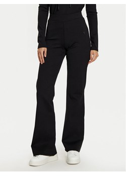 Guess Spodnie dzianinowe V5RB06 KCLH0 Czarny Regular Fit ze sklepu MODIVO w kategorii Spodnie damskie - zdjęcie 182690743