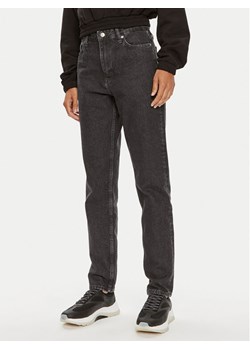 Calvin Klein Jeans Jeansy J20J223636 Szary Mom Fit ze sklepu MODIVO w kategorii Jeansy damskie - zdjęcie 182691003
