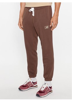 New Balance Spodnie dresowe NB Essentials Sweatpant MP33509 Brązowy Regular Fit ze sklepu MODIVO w kategorii Spodnie męskie - zdjęcie 182691353