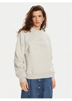 Calvin Klein Jeans Bluza Chenille J20J224652 Szary Regular Fit ze sklepu MODIVO w kategorii Bluzy damskie - zdjęcie 182691420