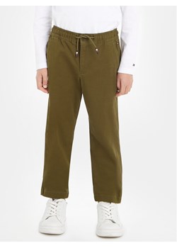 Tommy Hilfiger Spodnie materiałowe KB0KB08469 Zielony Regular Fit ze sklepu MODIVO w kategorii Spodnie chłopięce - zdjęcie 182691464