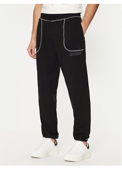 Guess Spodnie dresowe U5RB00 KCO31 Czarny Regular Fit ze sklepu MODIVO w kategorii Spodnie męskie - zdjęcie 182691674