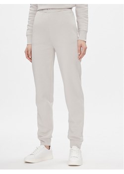 Calvin Klein Spodnie dresowe Metallic Micro Logo Jogger K20K206965 Beżowy Regular Fit ze sklepu MODIVO w kategorii Spodnie damskie - zdjęcie 182692212