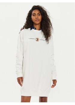 Tommy Jeans Sukienka dzianinowa DW0DW18715 Écru Relaxed Fit ze sklepu MODIVO w kategorii Sukienki - zdjęcie 182692912