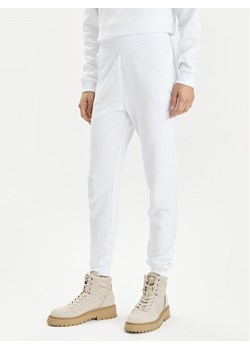 Armani Exchange Spodnie dresowe 3DYP82 YJFDZ 1000 Biały Regular Fit ze sklepu MODIVO w kategorii Spodnie damskie - zdjęcie 182693154