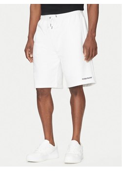 Guess Jeans Szorty sportowe M5GD49 KCPR1 Biały Regular Fit ze sklepu MODIVO w kategorii Spodenki męskie - zdjęcie 182693513