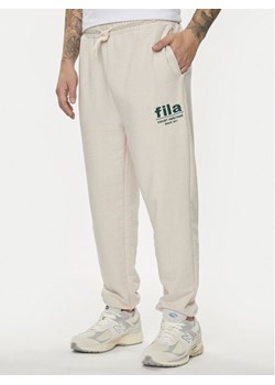 Fila Spodnie dresowe FAM0647 Beżowy Regular Fit ze sklepu MODIVO w kategorii Spodnie męskie - zdjęcie 182693574