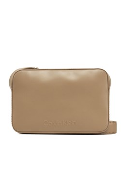 Calvin Klein Torebka Embossed Logo Camera Bag K60K612555 Brązowy ze sklepu MODIVO w kategorii Listonoszki - zdjęcie 182693764