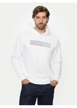Calvin Klein Bluza Striped Logo K10K113552 Biały Regular Fit ze sklepu MODIVO w kategorii Bluzy męskie - zdjęcie 182694181
