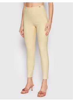 Guess Spodnie materiałowe W1YB90 WE0L0 Beżowy Slim Fit ze sklepu MODIVO w kategorii Spodnie damskie - zdjęcie 182694382