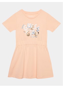 Guess Sukienka codzienna K4GK07 KAE23 Koralowy Regular Fit ze sklepu MODIVO w kategorii Sukienki dziewczęce - zdjęcie 182694792