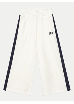 Gap Spodnie dresowe 745910-00 Biały Relaxed Fit ze sklepu MODIVO w kategorii Spodnie dziewczęce - zdjęcie 182695030