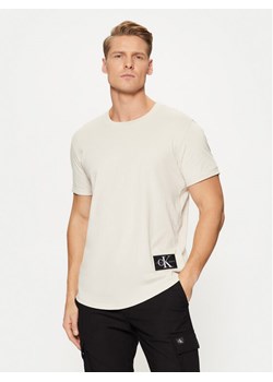 Calvin Klein Jeans T-Shirt Badge Turn Up Sleeve J30J323482 Écru Regular Fit ze sklepu MODIVO w kategorii T-shirty męskie - zdjęcie 182695213
