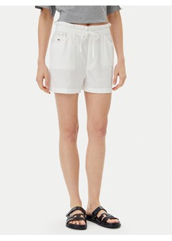 Tommy Jeans Szorty materiałowe DW0DW20360 Écru Regular Fit ze sklepu MODIVO w kategorii Szorty - zdjęcie 182696414