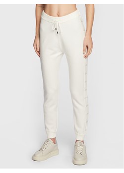 Liu Jo Sport Spodnie dzianinowe TF2106 MA63M Écru Regular Fit ze sklepu MODIVO w kategorii Spodnie damskie - zdjęcie 182696504