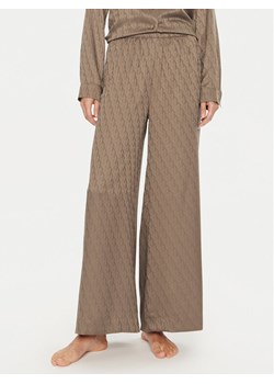 Calvin Klein Spodnie piżamowe 000QS7304E Brązowy Relaxed Fit ze sklepu MODIVO w kategorii Piżamy damskie - zdjęcie 182696950
