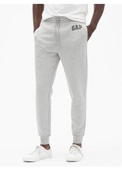 Gap Spodnie dresowe 500382-05 Szary Regular Fit ze sklepu MODIVO w kategorii Spodnie męskie - zdjęcie 182697342