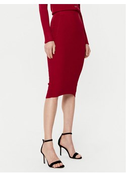 Guess Spódnica midi W5RD15 Z2V62 Czerwony Slim Fit ze sklepu MODIVO w kategorii Spódnice - zdjęcie 182697364