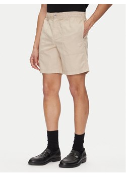 Calvin Klein Jeans Szorty materiałowe J30J327300 Beżowy Regular Fit ze sklepu MODIVO w kategorii Spodenki męskie - zdjęcie 182697433