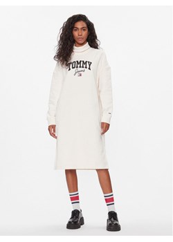 Tommy Jeans Sukienka dzianinowa New Varisty DW0DW16462 Biały Relaxed Fit ze sklepu MODIVO w kategorii Sukienki - zdjęcie 182697560