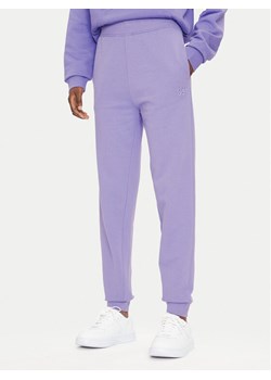 Hugo Spodnie dresowe Nelfinia 50522417 Fioletowy Regular Fit - id: 0000304336423 - marki Hugo Boss - 182697812 Hugo Spodnie dresowe Nelfinia 50522417 Fioletowy Regular Fit ze sklepu MODIVO w kategorii Spodnie damskie - zdjęcie 182697812