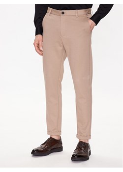 Lindbergh Chinosy 30-01007A Beżowy Slim Fit ze sklepu MODIVO w kategorii Spodnie męskie - zdjęcie 182697841