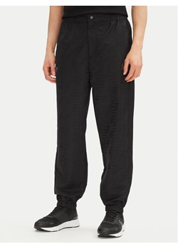 EA7 Emporio Armani Spodnie dresowe 7M000264 AF13722 UC001 Czarny Modern Fit ze sklepu MODIVO w kategorii Spodnie męskie - zdjęcie 182697990