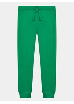 United Colors Of Benetton Spodnie dresowe 3J68CF01P Zielony Regular Fit ze sklepu MODIVO w kategorii Spodnie chłopięce - zdjęcie 182698692