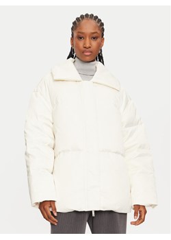 Calvin Klein Kurtka zimowa K20K207720 Écru Regular Fit ze sklepu MODIVO w kategorii Kurtki damskie - zdjęcie 182698814