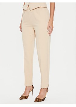Guess Spodnie materiałowe W4YB52 WFWX2 Beżowy Regular Fit ze sklepu MODIVO w kategorii Spodnie damskie - zdjęcie 182699351