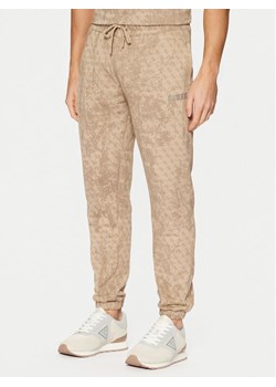 Guess Spodnie dresowe Z5RB14 K9YI1 Beżowy Regular Fit ze sklepu MODIVO w kategorii Spodnie męskie - zdjęcie 182699364