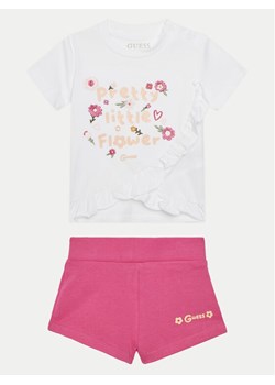 Guess Komplet dziecięcy A5GG07 K6YW4 Biały Regular Fit ze sklepu MODIVO w kategorii Komplety niemowlęce - zdjęcie 182699733