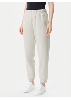 Gap Spodnie dresowe 765568-03 Beżowy Relaxed Fit ze sklepu MODIVO w kategorii Spodnie damskie - zdjęcie 182700020