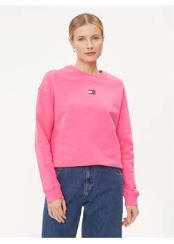 Tommy Jeans Bluza Badge DW0DW17325 Różowy Boxy Fit ze sklepu MODIVO w kategorii Bluzy damskie - zdjęcie 182700293