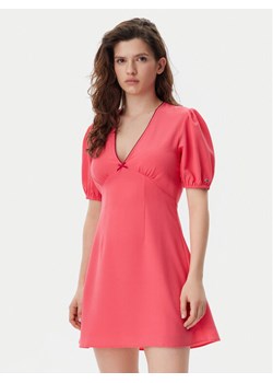 Tommy Jeans Sukienka letnia DW0DW20337 Różowy Regular Fit ze sklepu MODIVO w kategorii Sukienki - zdjęcie 182700362