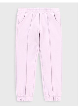 Coccodrillo Spodnie dresowe ZC2120101ROK Fioletowy Regular Fit ze sklepu MODIVO w kategorii Spodnie dziewczęce - zdjęcie 182700402