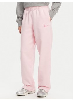 Karl Kani Spodnie dresowe Signature Os 61030060 Różowy Relaxed Fit ze sklepu MODIVO w kategorii Spodnie damskie - zdjęcie 182700410