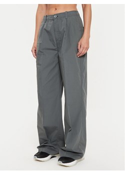 Calvin Klein Jeans Spodnie materiałowe J20J223585 Szary Loose Fit ze sklepu MODIVO w kategorii Spodnie damskie - zdjęcie 182700441