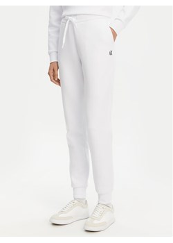 Armani Exchange Spodnie dresowe XW000824 AF10818 U0002 Biały Regular Fit ze sklepu MODIVO w kategorii Spodnie damskie - zdjęcie 182700561