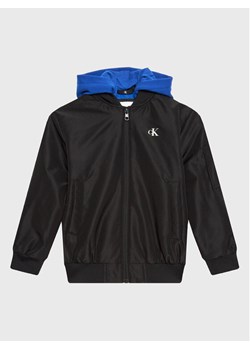 Calvin Klein Jeans Kurtka bomber IB0IB01489 Czarny Regular Fit ze sklepu MODIVO w kategorii Kurtki chłopięce - zdjęcie 182701211