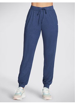 Skechers Spodnie dresowe Godri Swift Jogger WPT254 Niebieski Regular Fit ze sklepu MODIVO w kategorii Spodnie damskie - zdjęcie 182701262