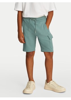 Calvin Klein Jeans Szorty sportowe IB0IB02440 Zielony Relaxed Fit ze sklepu MODIVO w kategorii Spodenki chłopięce - zdjęcie 182701493