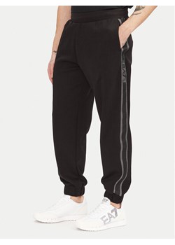 EA7 Emporio Armani Spodnie dresowe 7M000545 AF12660 UC001 Czarny Modern Fit - id: 0000304614330 - marki Emporio Armani - 182701811 EA7 Emporio Armani Spodnie dresowe 7M000545 AF12660 UC001 Czarny Modern Fit ze sklepu MODIVO w kategorii Spodnie męskie - zdjęcie 182701811
