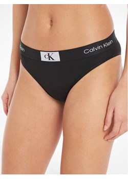 Calvin Klein Underwear Figi klasyczne 000QF7222E Czarny ze sklepu MODIVO w kategorii Majtki damskie - zdjęcie 182703053