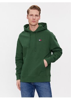 Tommy Jeans Bluza DM0DM16369 Zielony Relaxed Fit ze sklepu MODIVO w kategorii Bluzy męskie - zdjęcie 182703121