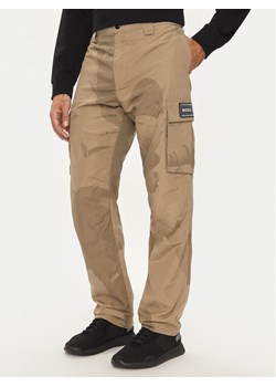 Boss Spodnie materiałowe Sapp NFL 50525922 Beżowy Relaxed Fit - id: 0000304243226 - marki BOSS HUGO BOSS - 182703383 Boss Spodnie materiałowe Sapp NFL 50525922 Beżowy Relaxed Fit ze sklepu MODIVO w kategorii Spodnie męskie - zdjęcie 182703383