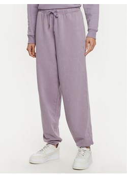 Puma Spodnie dresowe Dare To 626802 Fioletowy Relaxed Fit - id: 0000304994258 - marki Puma - 182703693 Puma Spodnie dresowe Dare To 626802 Fioletowy Relaxed Fit ze sklepu MODIVO w kategorii Spodnie damskie - zdjęcie 182703693